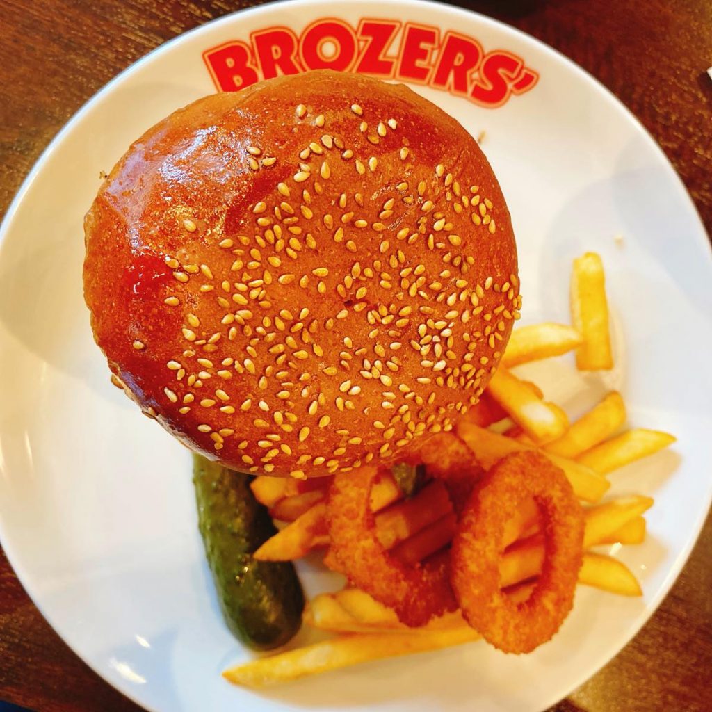 圧倒的ボリュームのLOTBURGER「ブラザーズ 人形町本店」 12