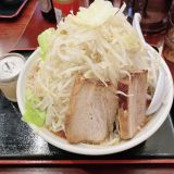 横浜「甍」のてっぺんラーメンはチョモランマのような野菜盛りがオススメ 2 甍_ てっぺんらーめん
