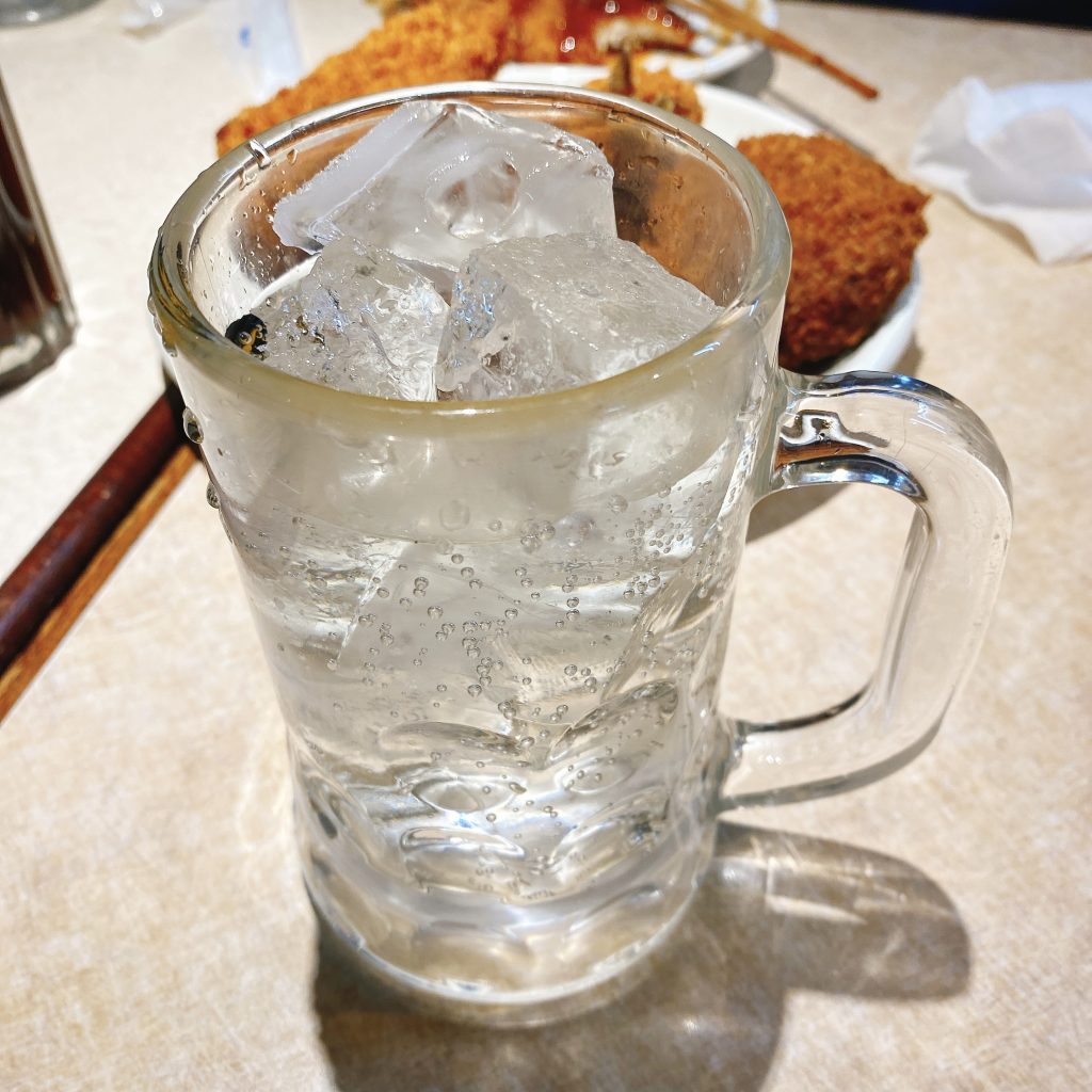 コレが食べたかった!上野、メンチカツといえば「肉の大山」 8 肉の大山_レモンサワー