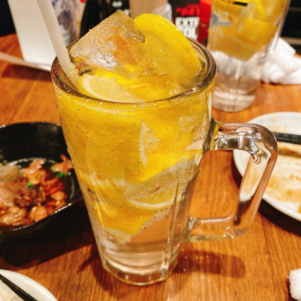 上野の立ち飲みといえば「カドクラ」、絶品ミルフィーユハムカツで一杯 12 カドクラ_レモンサワー