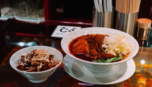 大阪の人気店が担々麺で赤坂に進出！「人類みな麺類RED」