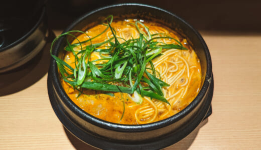 寒い日には良いかもしれない、赤坂の「ホルモンラーメン8910」