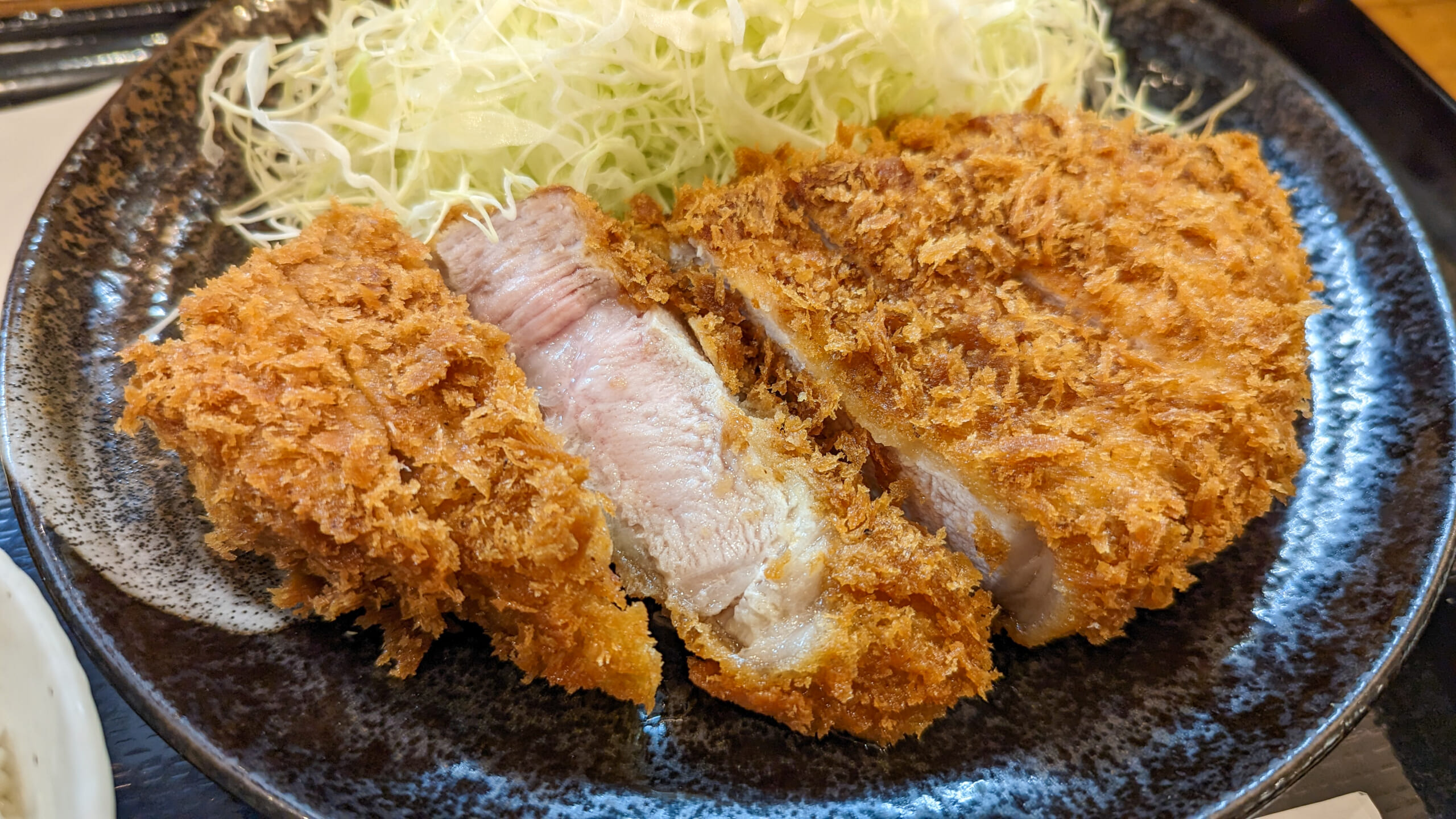 サラリーマンの聖地「とんかつ酒場まるや」で美味しい厚切りロースかつ定食を食べる 10