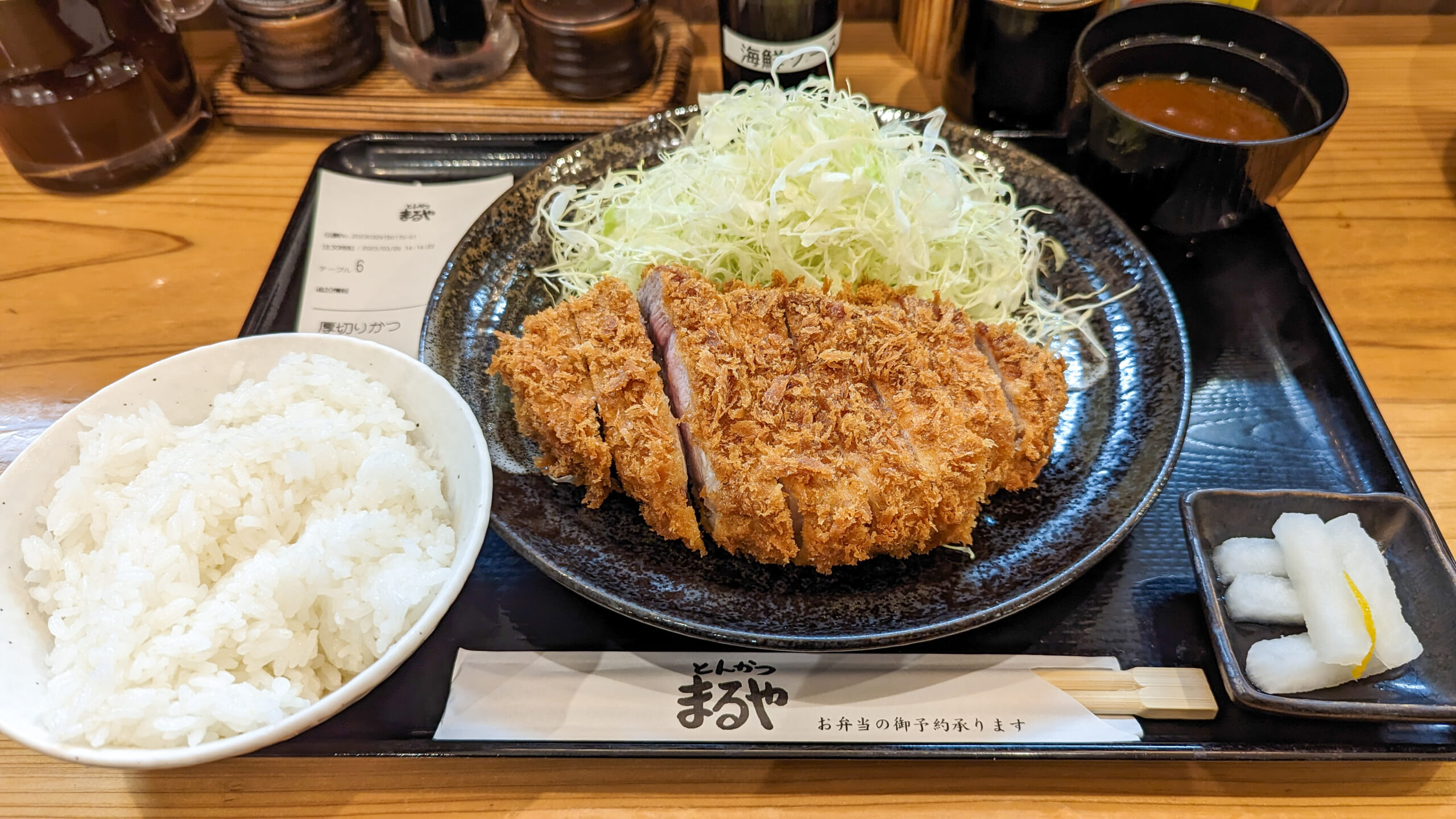 サラリーマンの聖地「とんかつ酒場まるや」で美味しい厚切りロースかつ定食を食べる 9