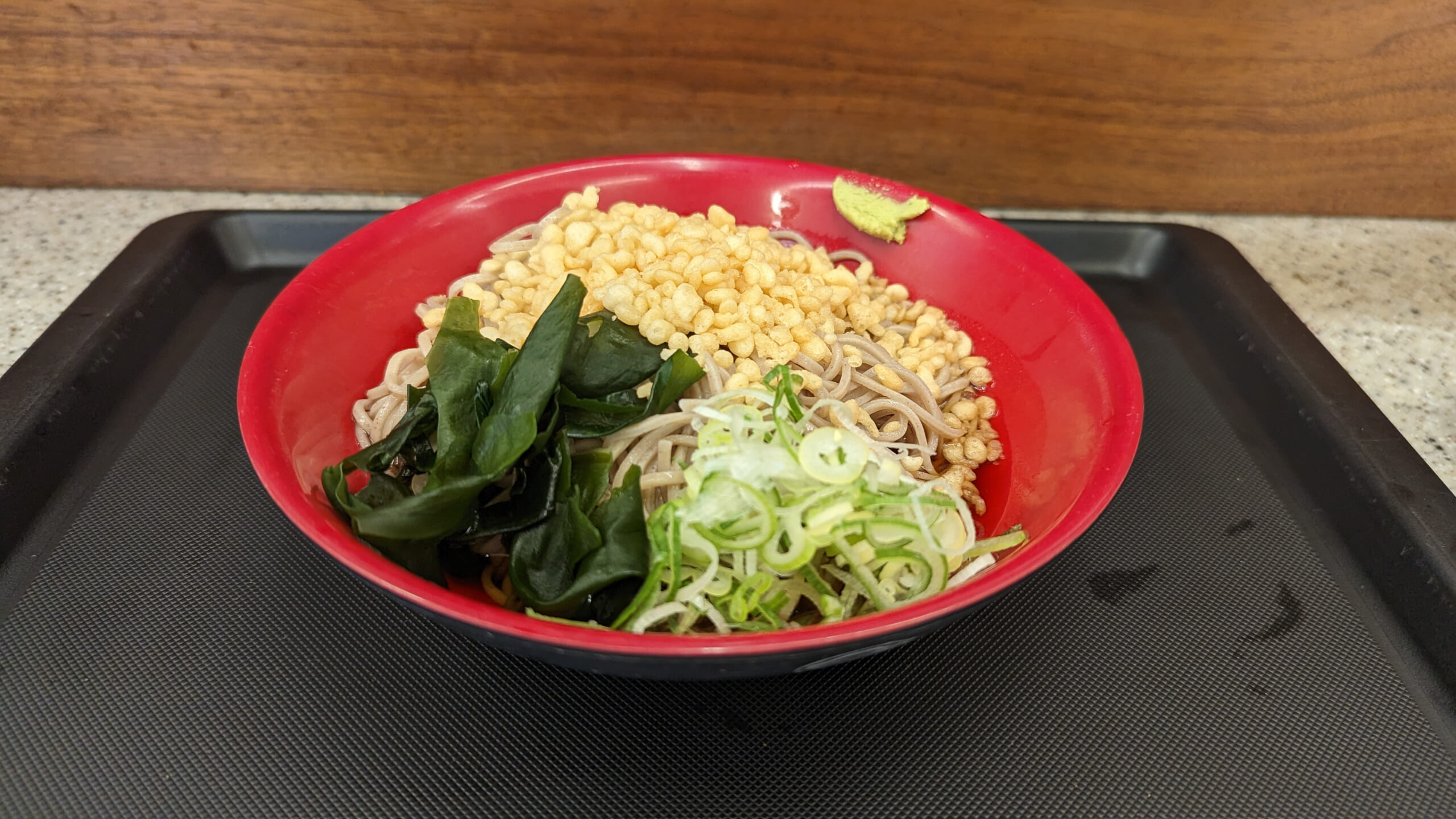 朝から利用できる「富士そば」赤坂見附店で冷やしたぬきそばを楽しむ