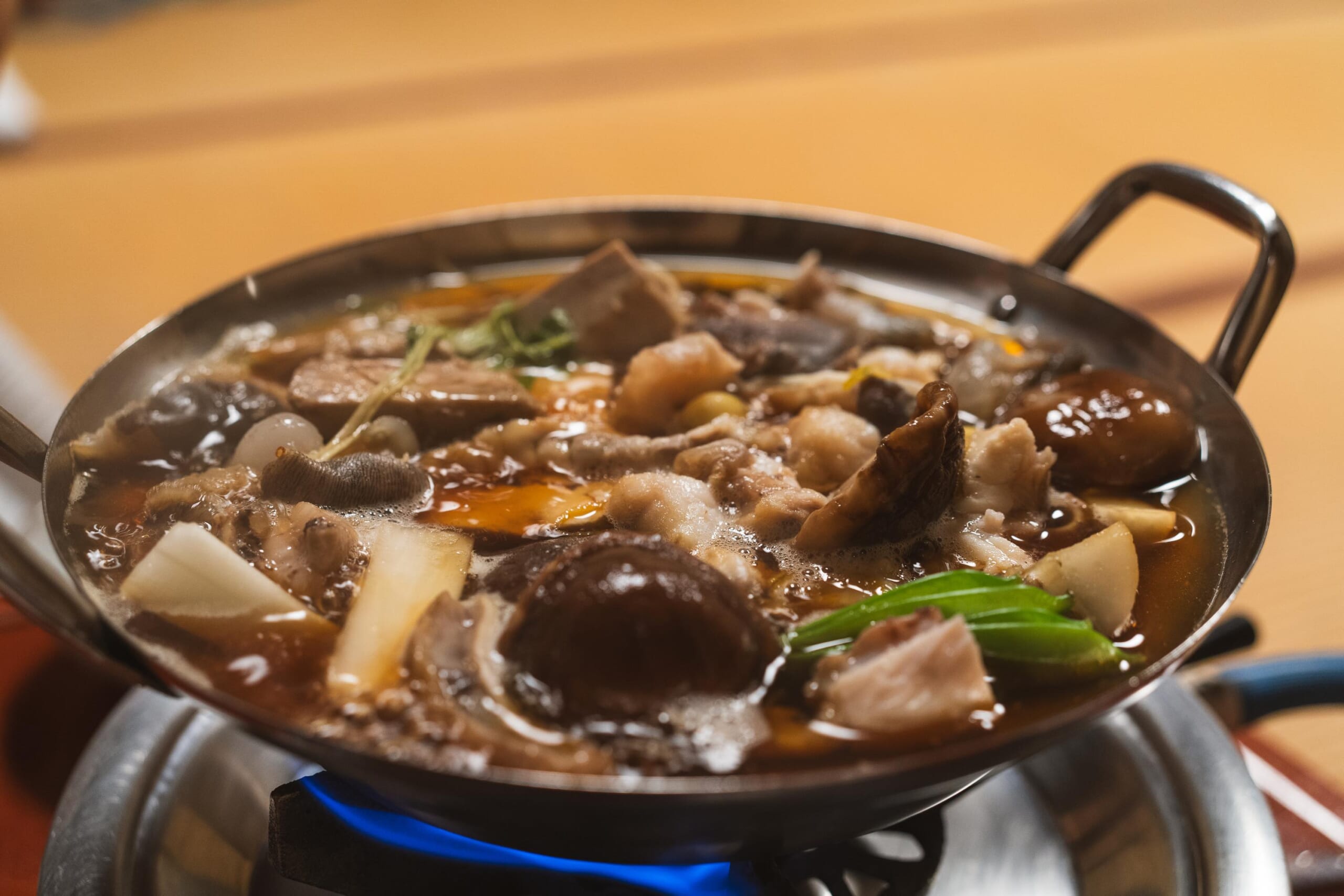 夏でも鍋？これがうまいんです！神田「いせ源」のあんこう鍋が熱い