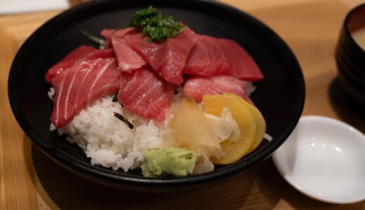 1400円でマグロの極み！「魚屋のマグロ食堂 オートロキッチン」の上鉄火丼レビュー。