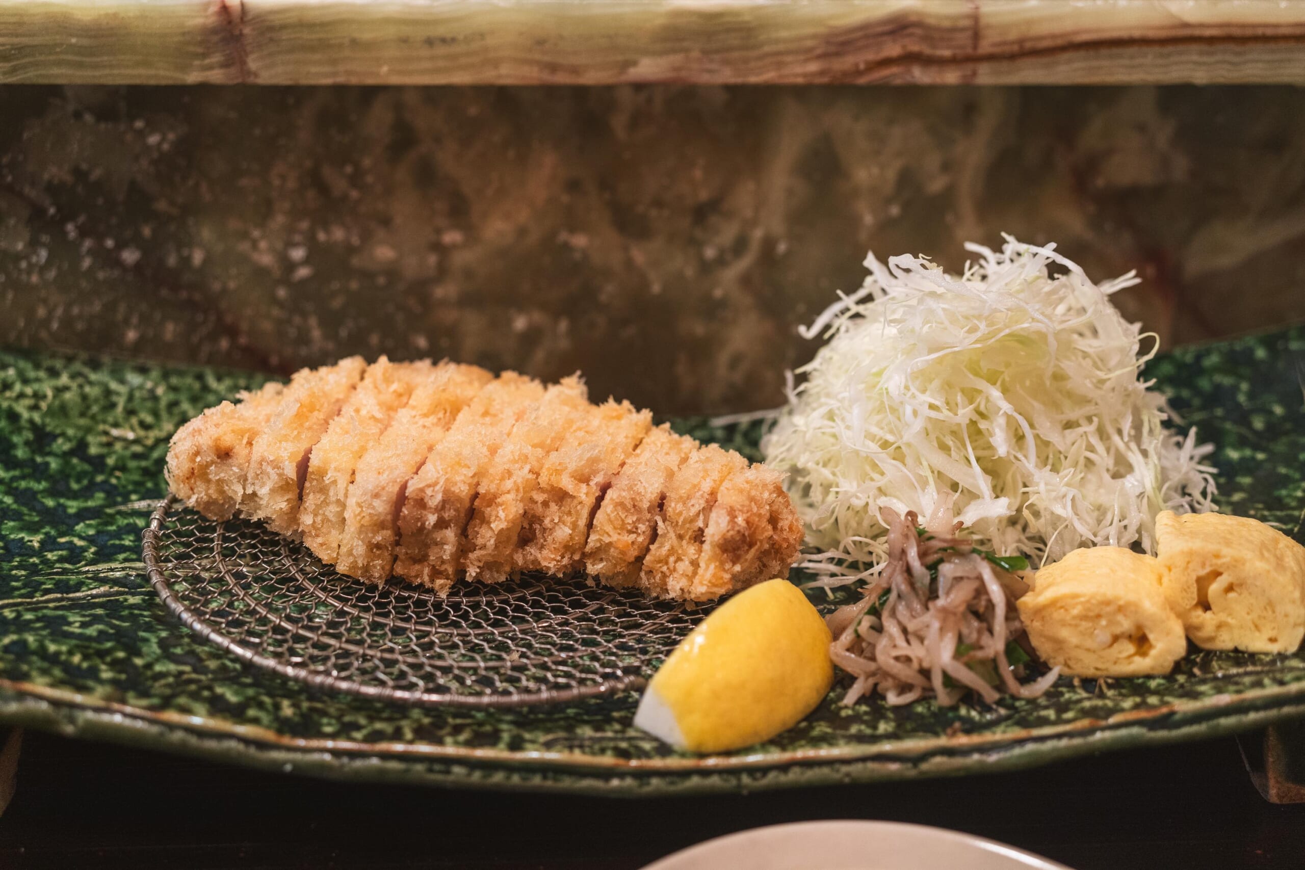 四谷三丁目のトンカツ探訪「車力門 ちゃわんぶ」の上ロースかつ定食と野菜スリ流しカレーのレビュー 9