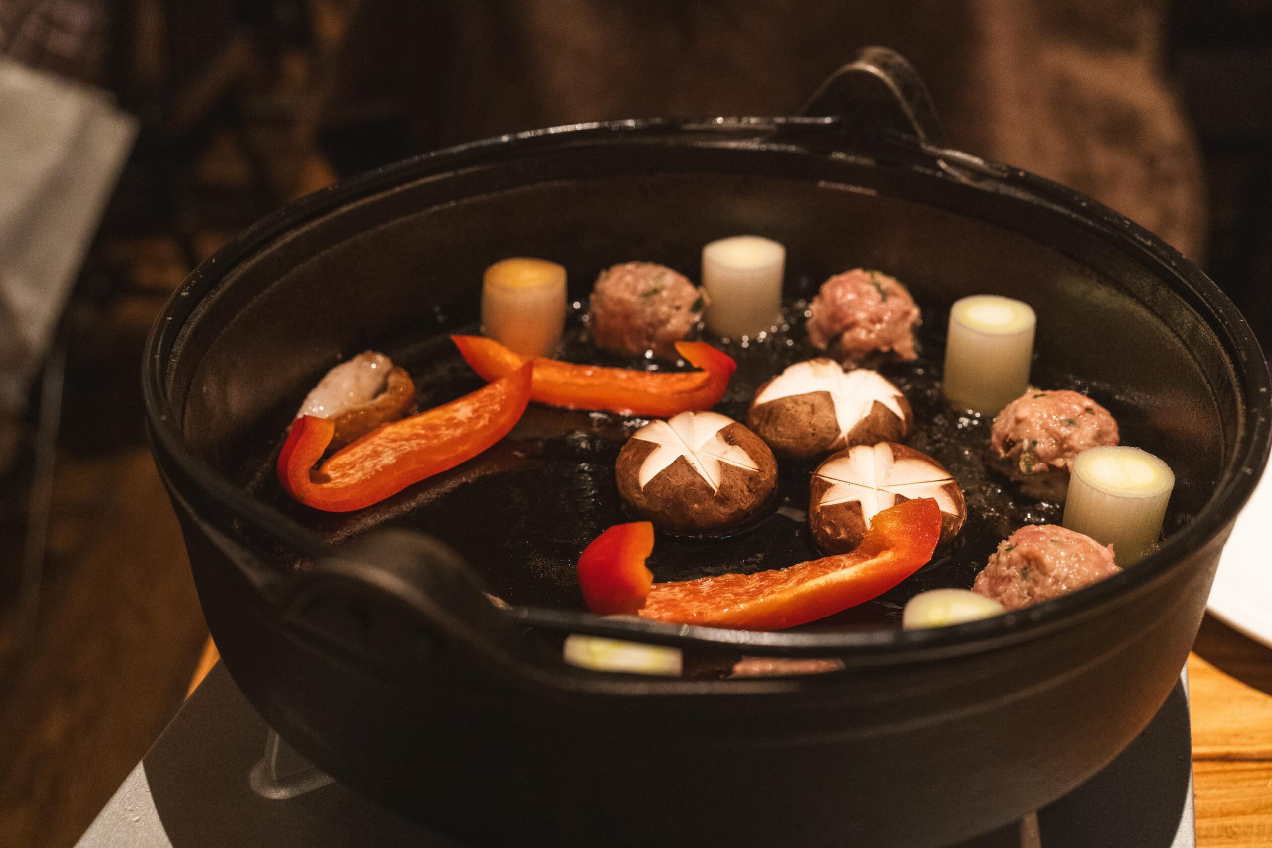 【衝撃】鴨肉がこんなに旨いとは!「無鴨黒」の鴨すきコースとワインのマリアージュ 18