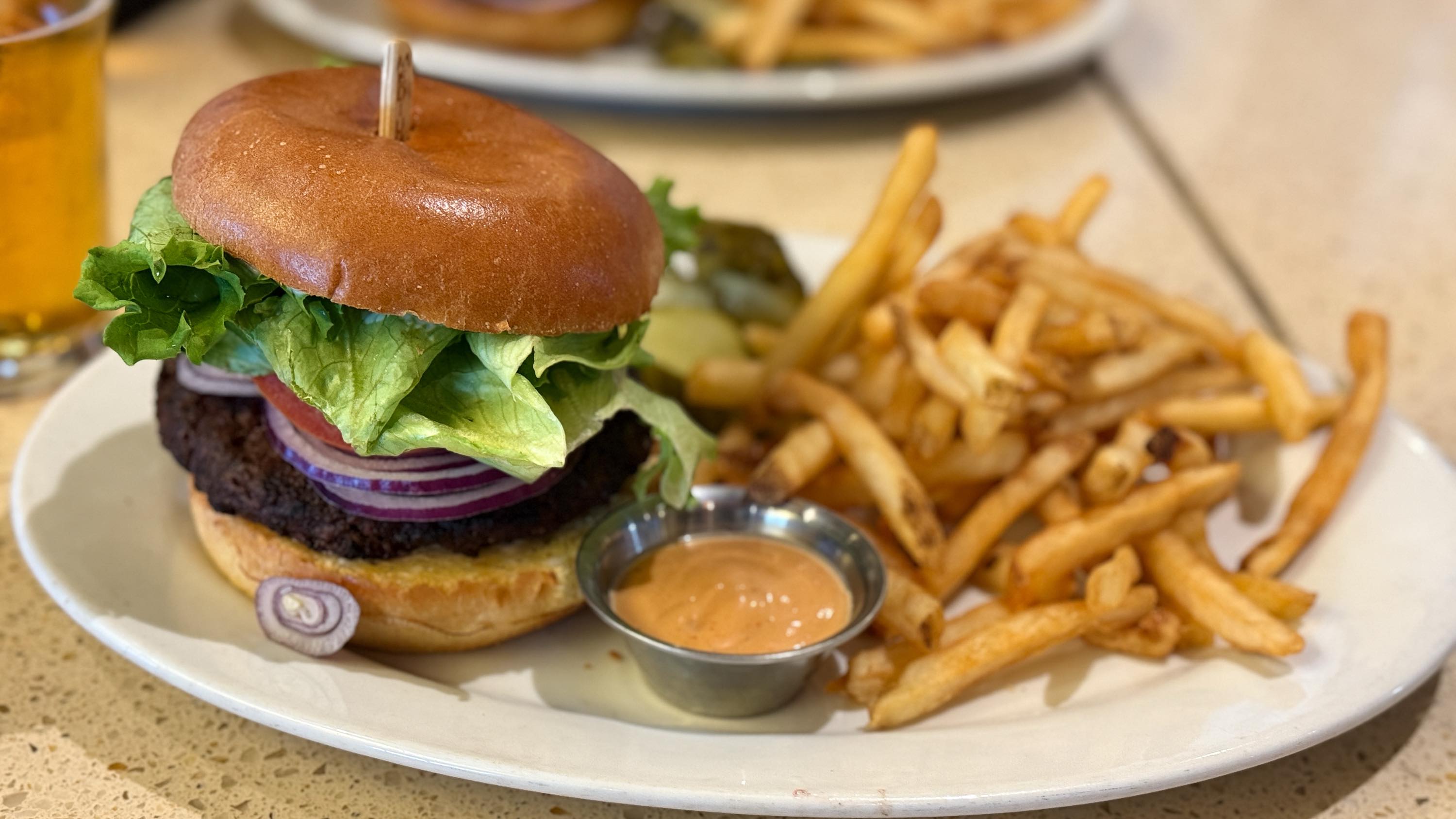 SFOterminal 2で見つけた!Lark Creek Grillの本格バーガーが旅の始まりを彩る 8
