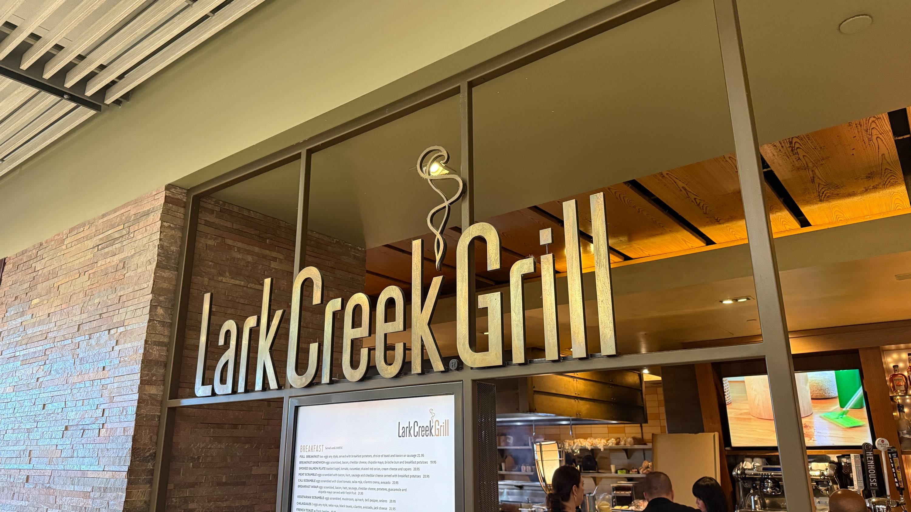 SFOterminal 2で見つけた!Lark Creek Grillの本格バーガーが旅の始まりを彩る 6