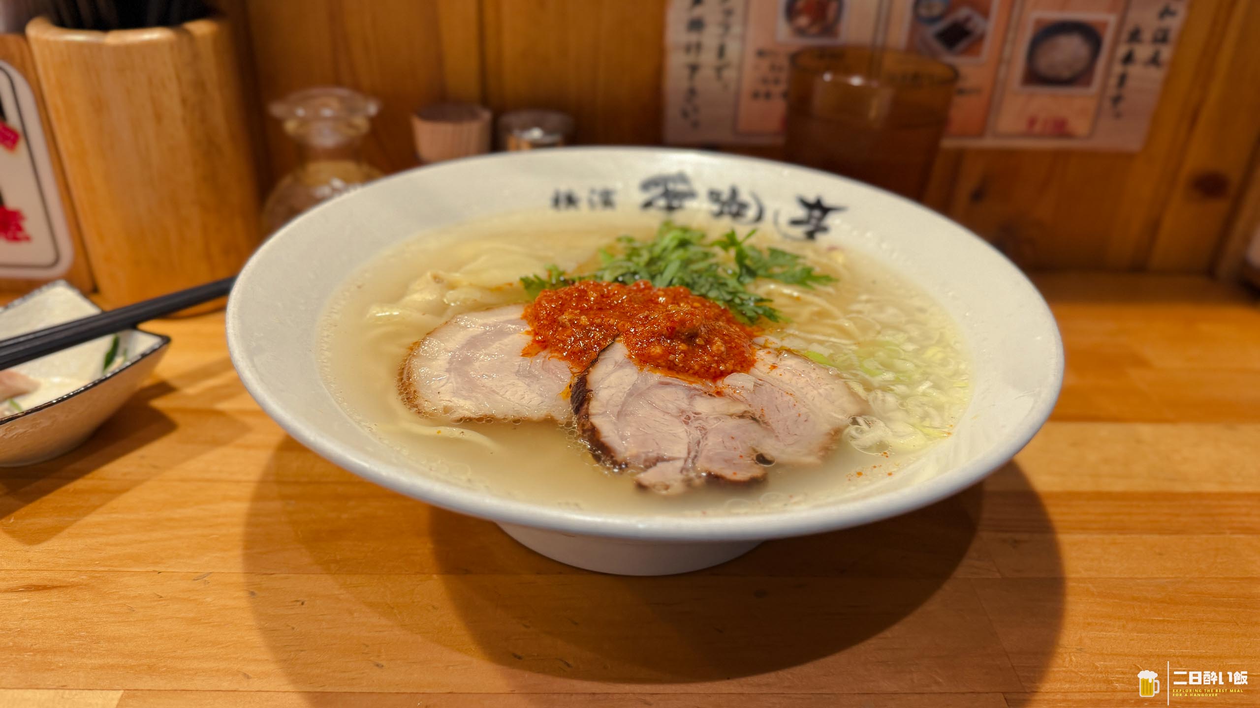 飲んだ後にヨシ!二日酔い手前飯、透明スープに春菊のほろ苦がエモすぎる塩ラーメン 9
