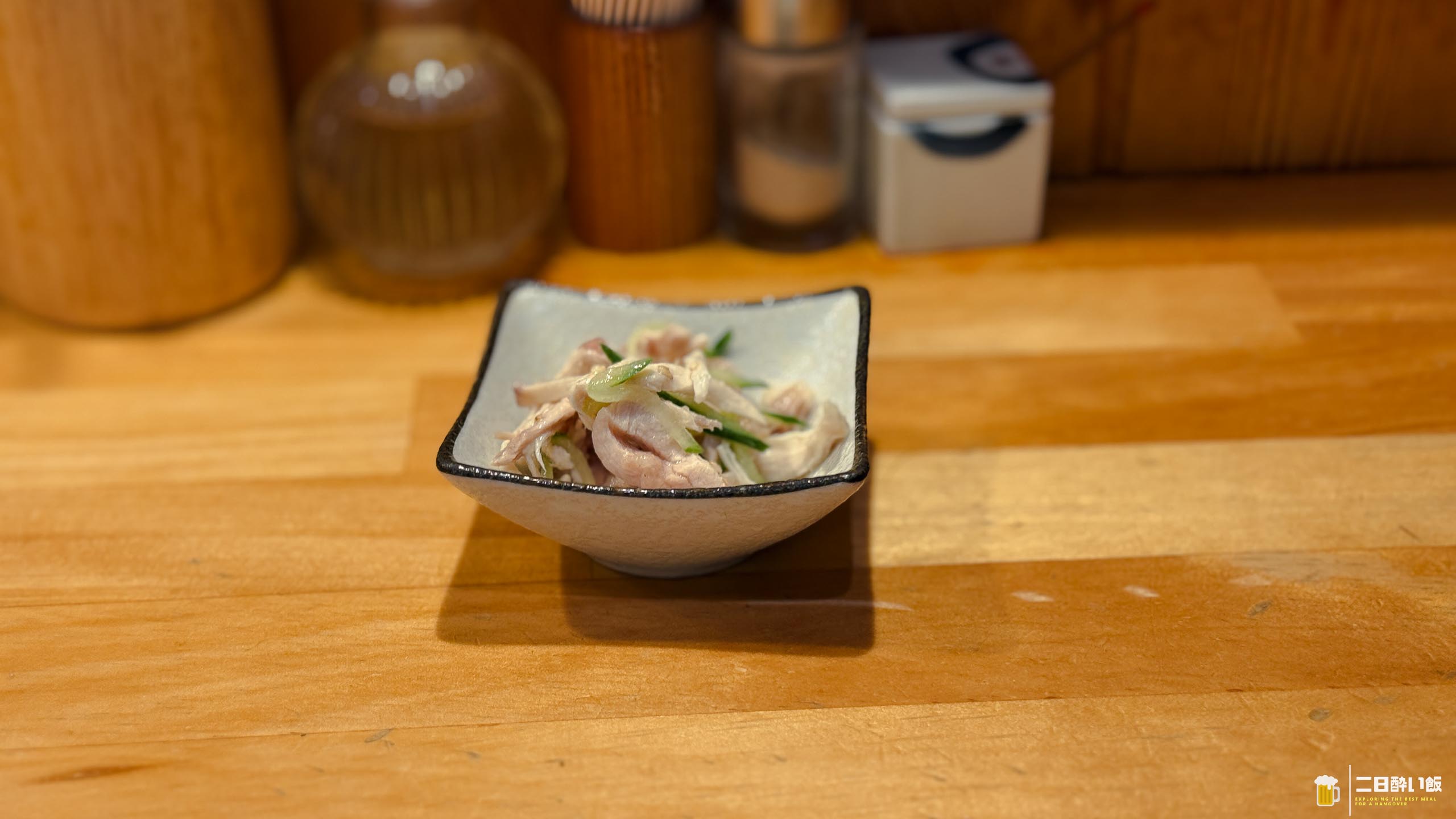 飲んだ後にヨシ!二日酔い手前飯、透明スープに春菊のほろ苦がエモすぎる塩ラーメン 8