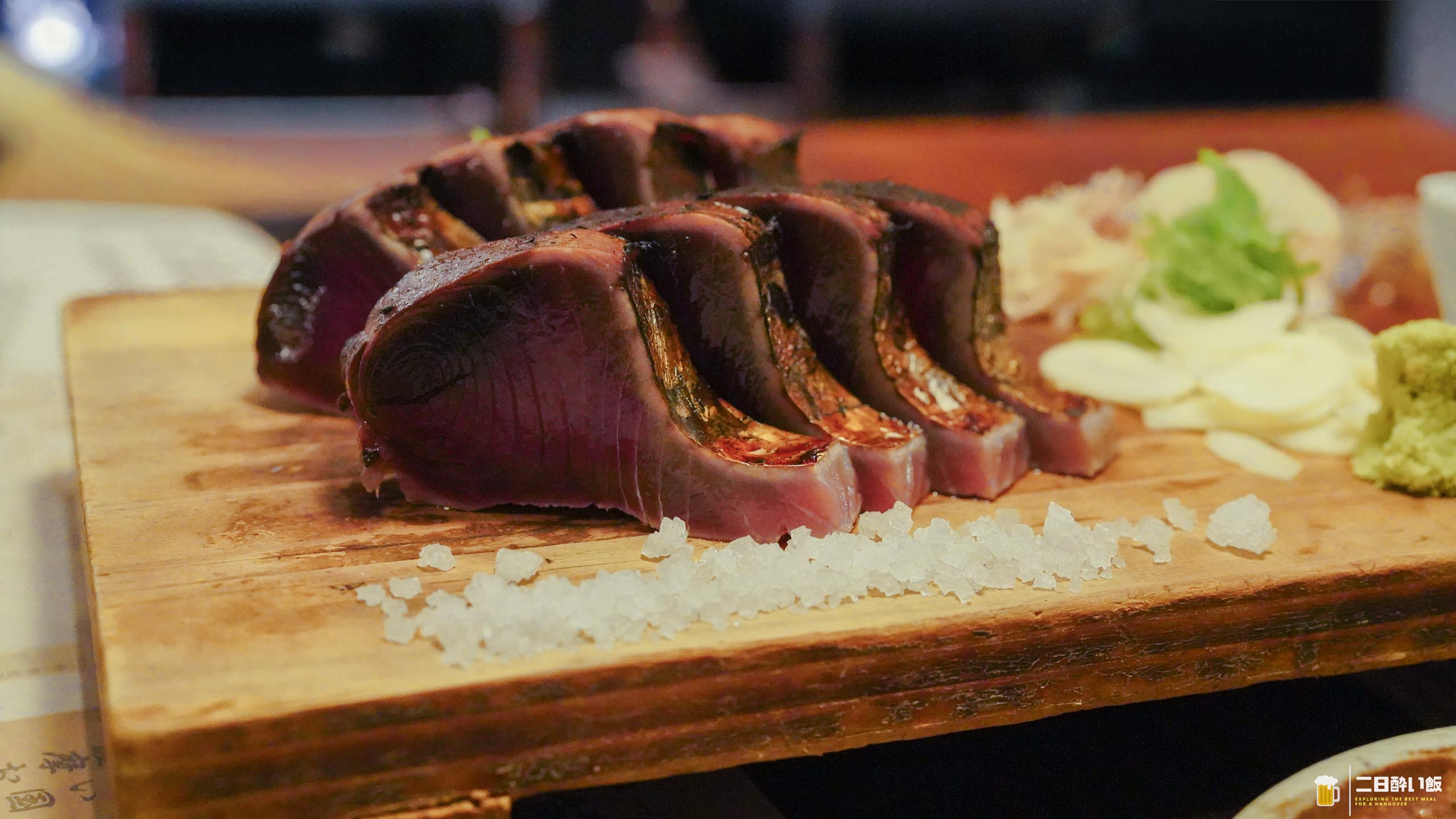 六本木『わらやき屋』、藁の炎が見える席で鰹の塩たたきと土佐料理を5品 6 名物名物カツオの藁焼き塩たたきを拡大表示